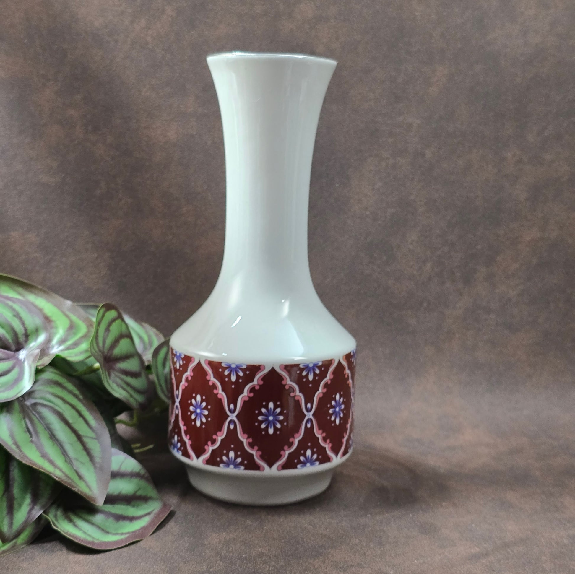 Original DDR-Vase von Wagner & Apel, Thüringen. 1970er-Design mit geometrischen Blumen in Weinrot – stilvoller Vintage-Akzent für Ihr Zuhause.

