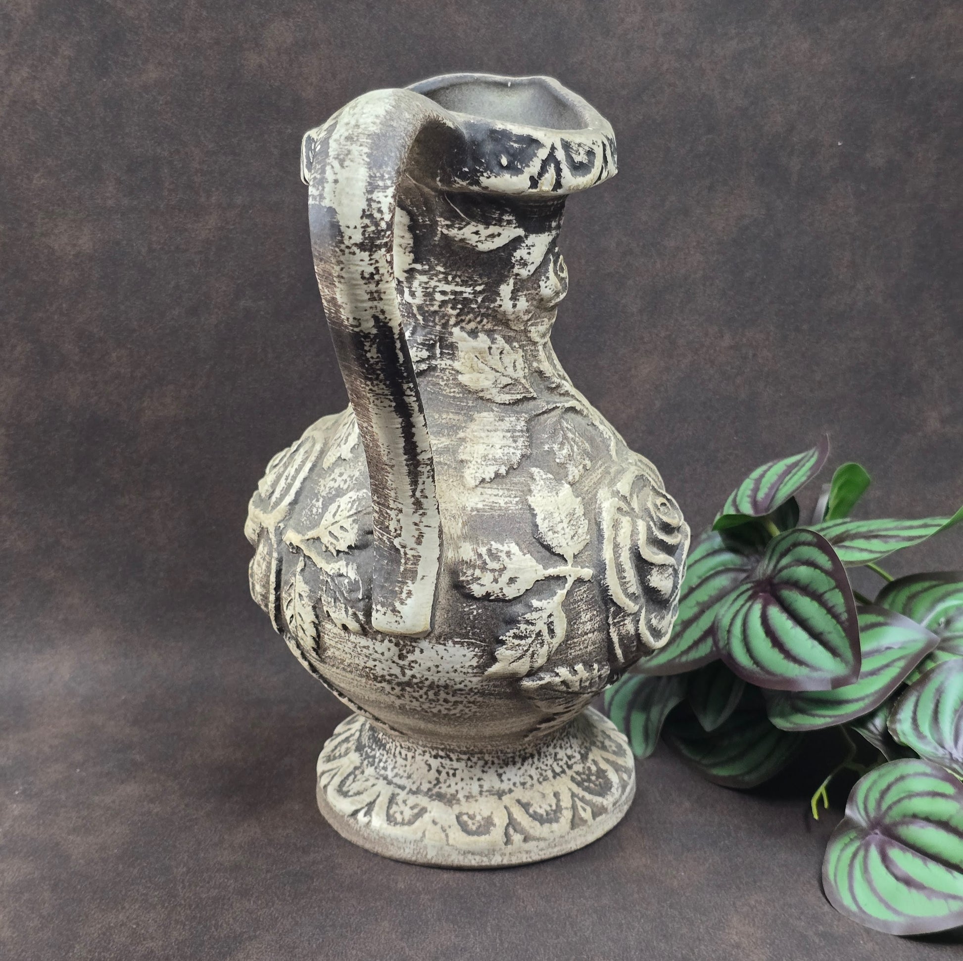 Walter Gerhard Keramik Vase 2250/25, 1950er/60er, 25 cm hoch, Rosenrelief, Creme/Braun, guter Vintagezustand, kleiner Chip am Standfuß.