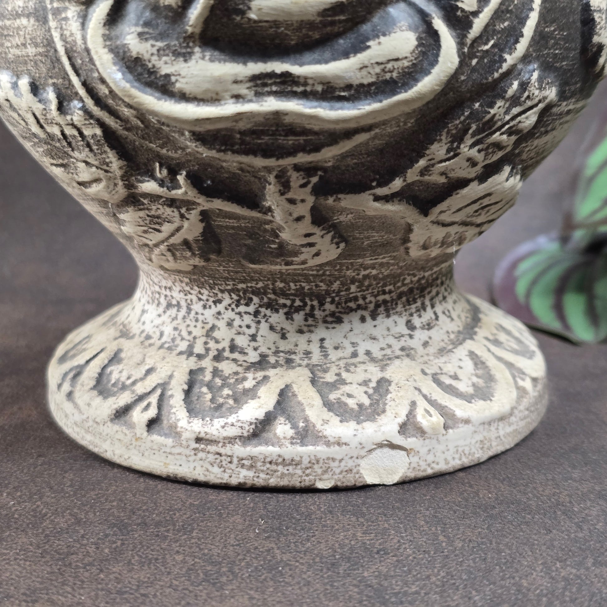 Walter Gerhard Keramik Vase 2250/25, 1950er/60er, 25 cm hoch, Rosenrelief, Creme/Braun, guter Vintagezustand, kleiner Chip am Standfuß.