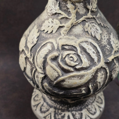 Walter Gerhard Keramik Vase 2250/25, 1950er/60er, 25 cm hoch, Rosenrelief, Creme/Braun, guter Vintagezustand, kleiner Chip am Standfuß.