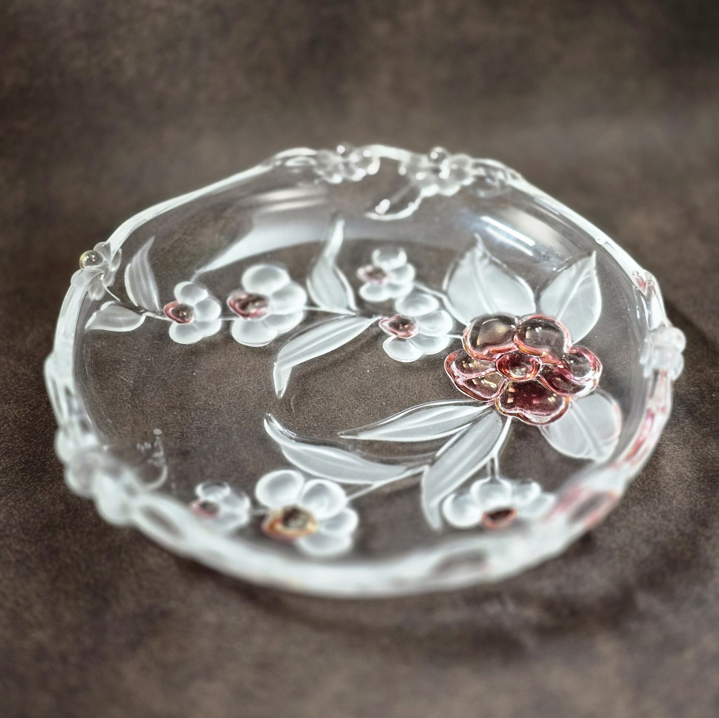 Walther Glas Blossom Time Glasschale, rund, florales Reliefdekor in Rosa und Kristall, Vintage 1970er Jahre, Ø 17 cm.