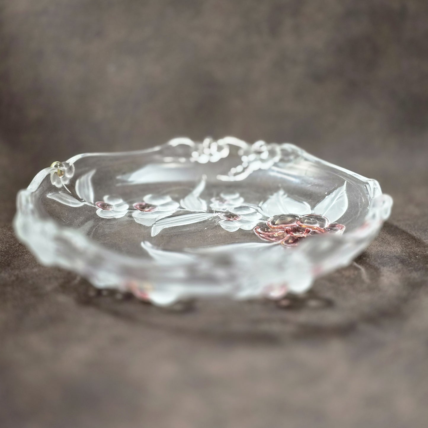 Walther Glas Blossom Time Glasschale, rund, florales Reliefdekor in Rosa und Kristall, Vintage 1970er Jahre, Ø 17 cm.