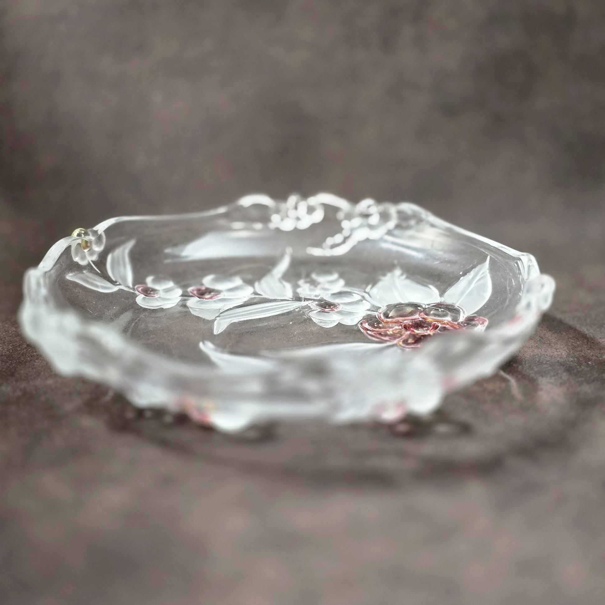 Walther Glas Blossom Time Glasschale, rund, florales Reliefdekor in Rosa und Kristall, Vintage 1970er Jahre, Ø 17 cm.