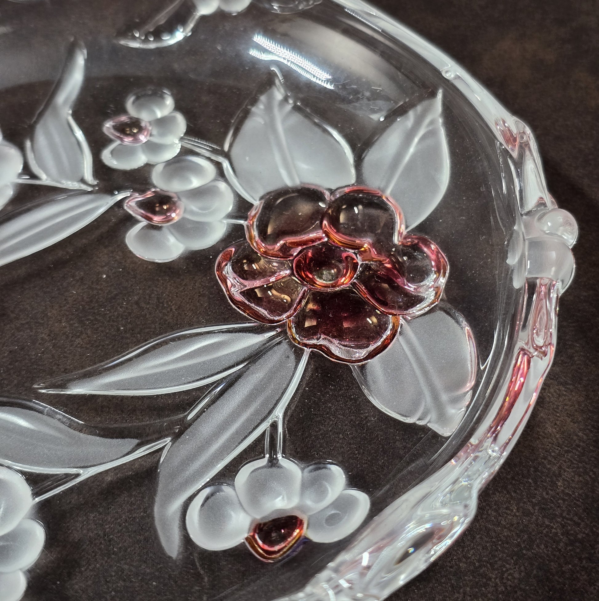 Walther Glas Blossom Time Glasschale, rund, florales Reliefdekor in Rosa und Kristall, Vintage 1970er Jahre, Ø 17 cm.