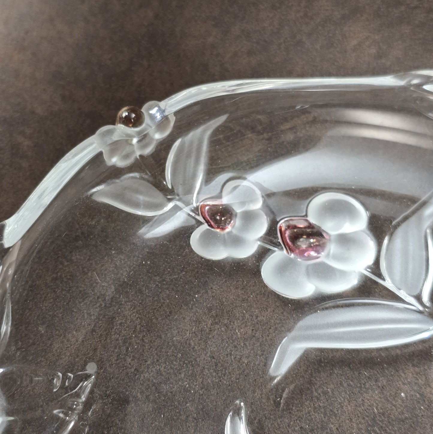 Walther Glas Blossom Time Glasschale, rund, florales Reliefdekor in Rosa und Kristall, Vintage 1970er Jahre, Ø 17 cm.