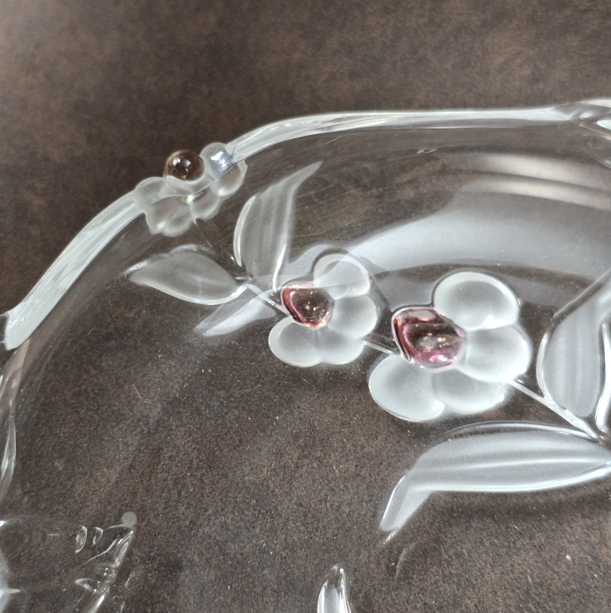 Walther Glas Blossom Time Glasschale, rund, florales Reliefdekor in Rosa und Kristall, Vintage 1970er Jahre, Ø 17 cm.