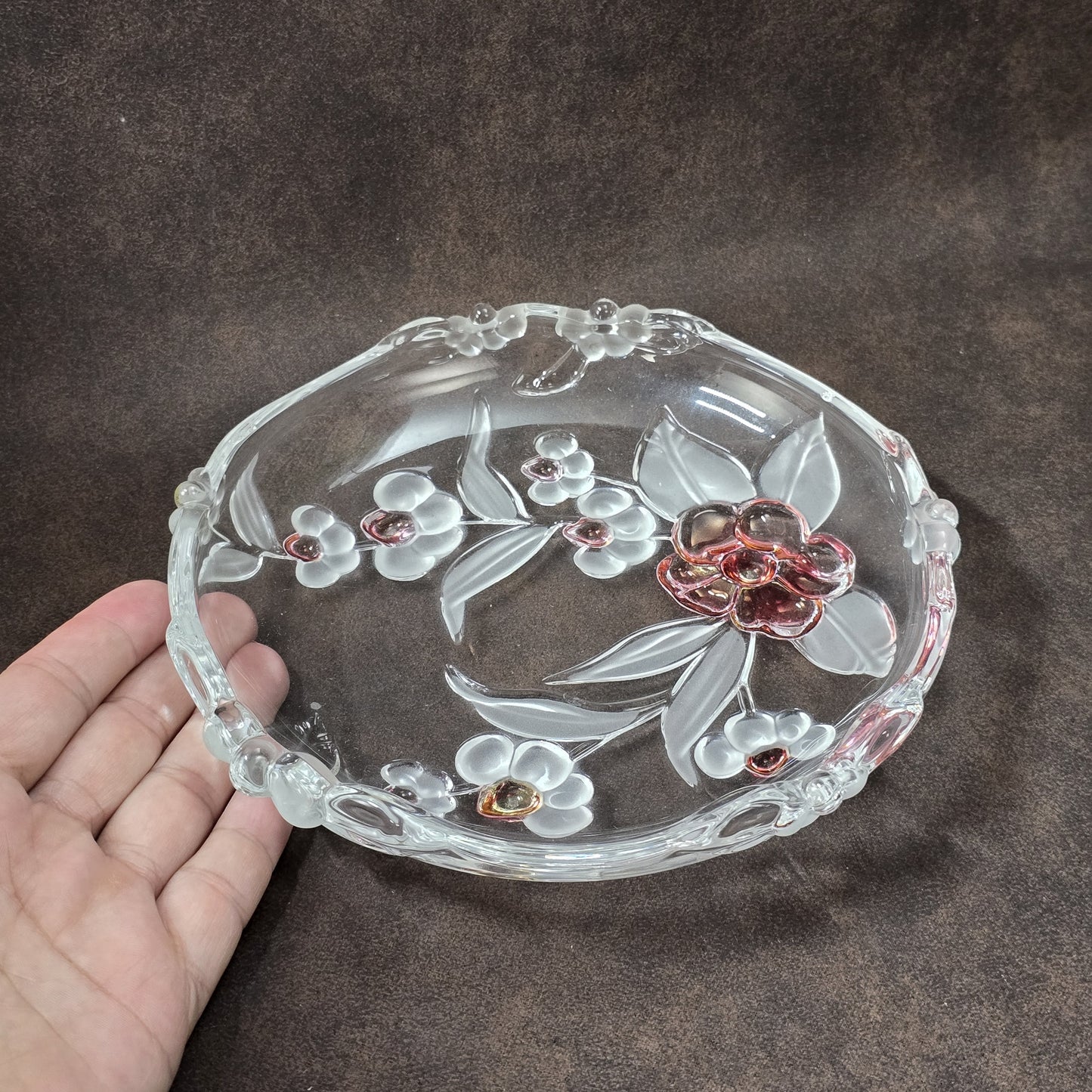 Walther Glas Blossom Time Glasschale, rund, florales Reliefdekor in Rosa und Kristall, Vintage 1970er Jahre, Ø 17 cm.