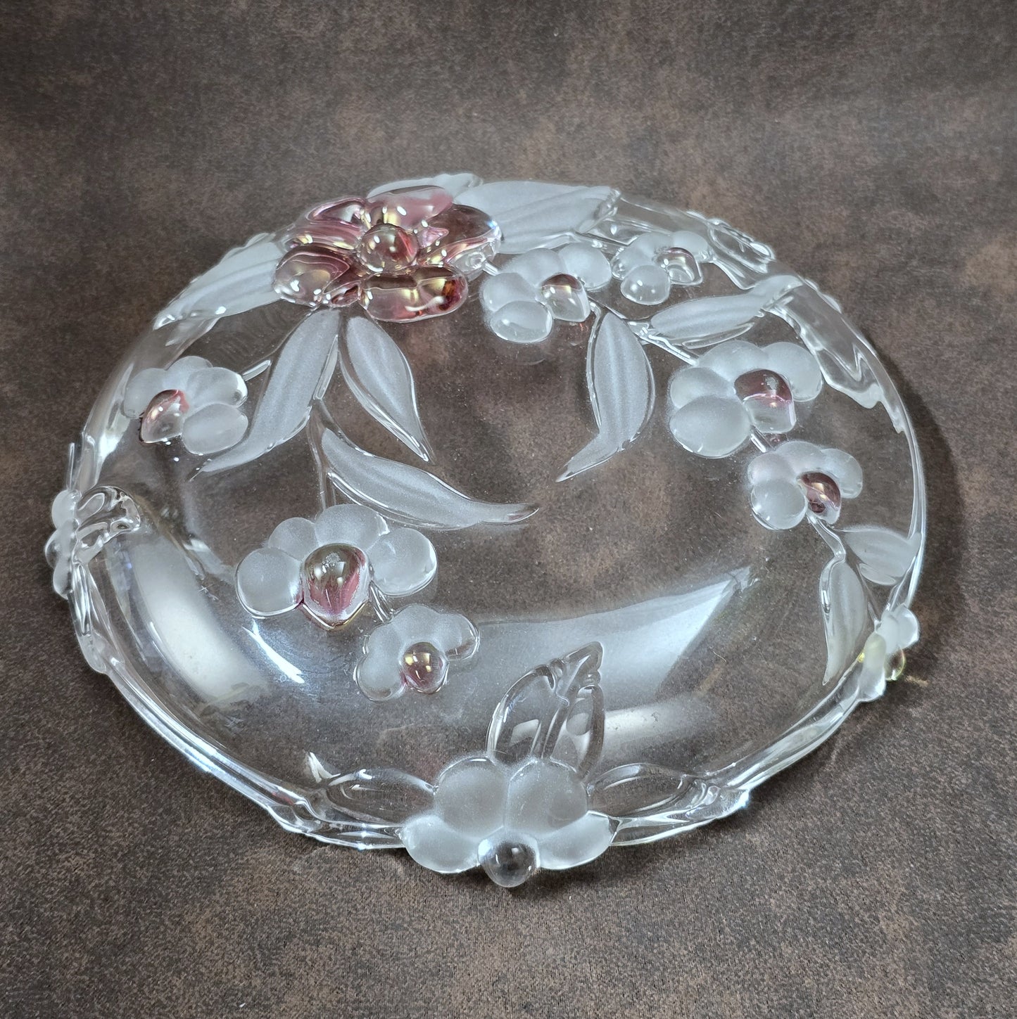 Walther Glas Blossom Time Glasschale, rund, florales Reliefdekor in Rosa und Kristall, Vintage 1970er Jahre, Ø 17 cm.