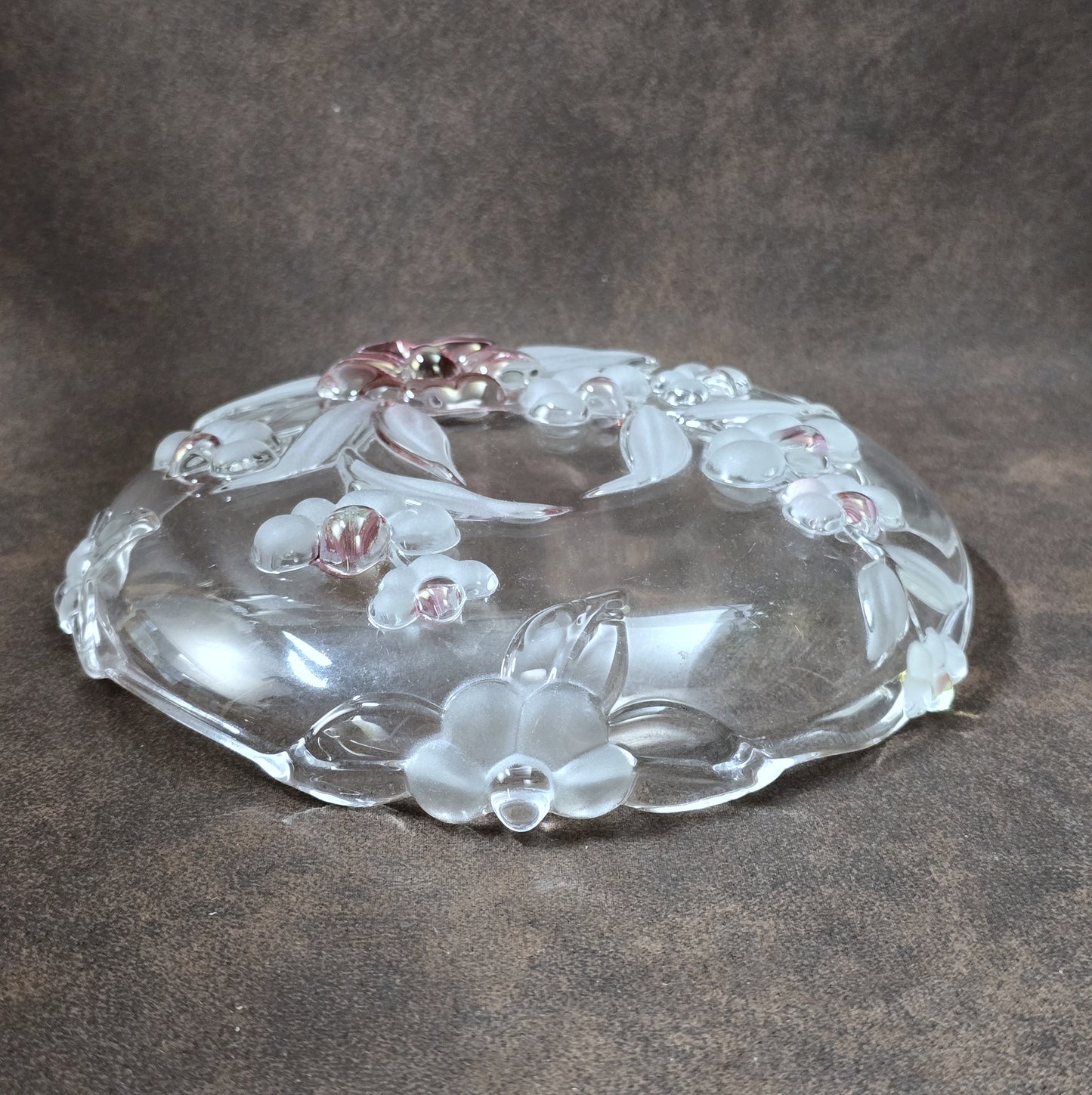 Walther Glas Blossom Time Glasschale, rund, florales Reliefdekor in Rosa und Kristall, Vintage 1970er Jahre, Ø 17 cm.