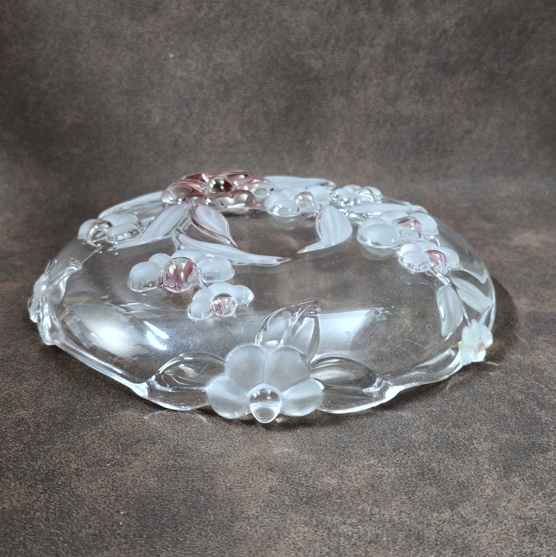 Walther Glas Blossom Time Glasschale, rund, florales Reliefdekor in Rosa und Kristall, Vintage 1970er Jahre, Ø 17 cm.