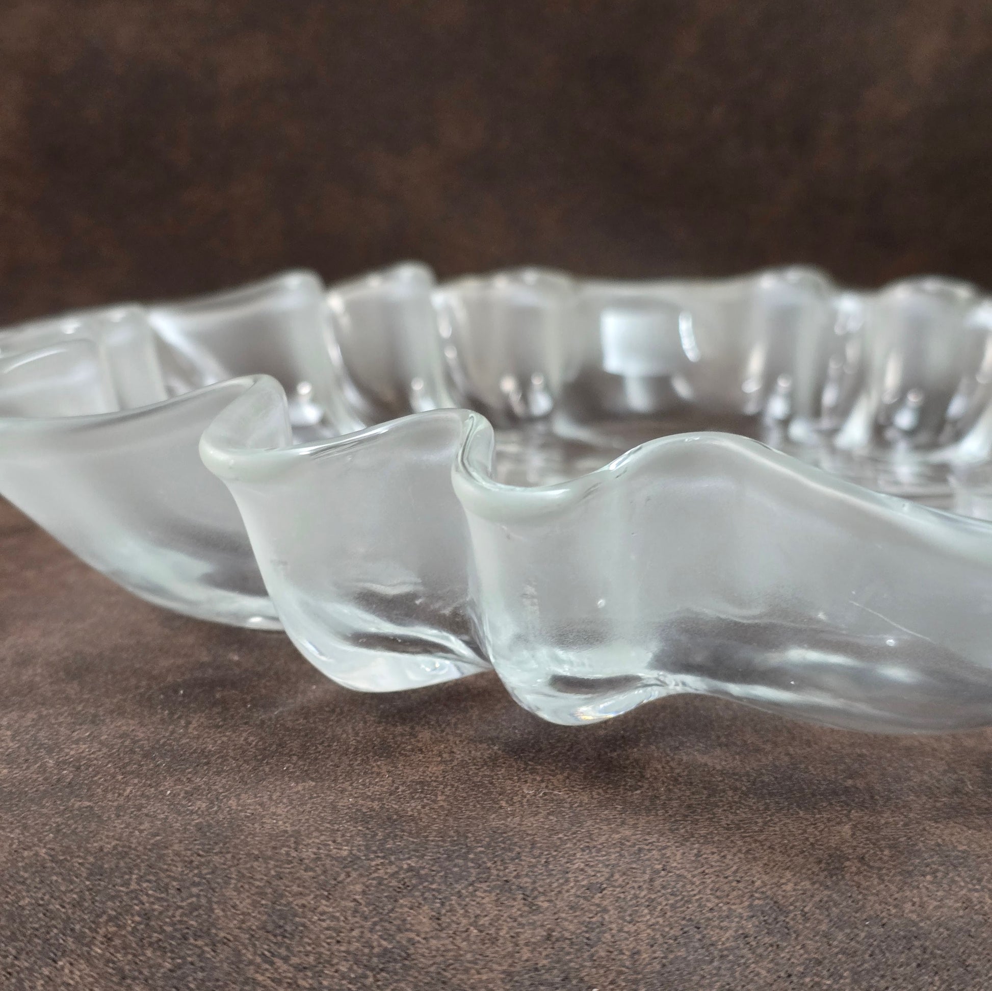 Große Weihnachtsschale von Walther Glas im Winterdorf-Design. Pressglas mit Frostrelief aus den 1990ern. Perfekt für festliche Vintage-Dekoration.