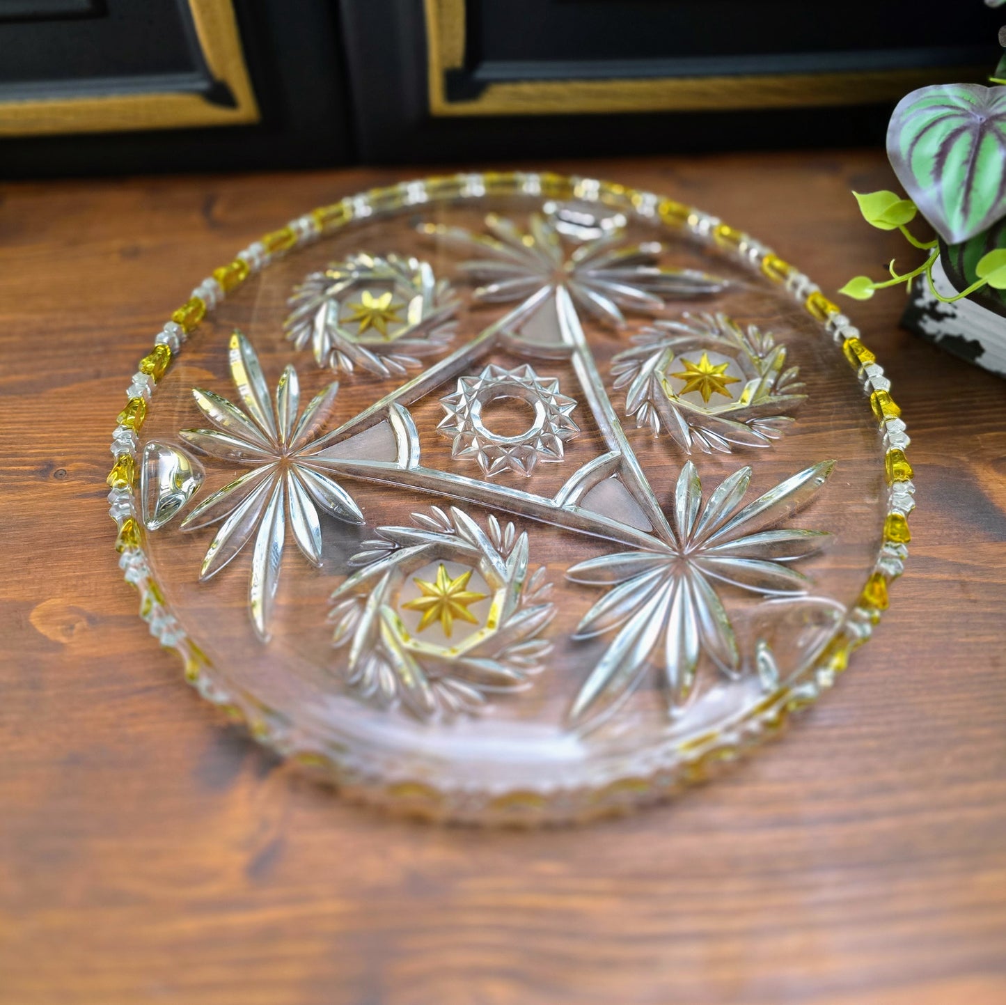 Schwere Vintage-Kristallglasplatte von Walther Glas, 1970er, Ø 30 cm, 3 Füße, Schleuderstern-Motiv & gelbe Akzente – dekorativ & funktional, perfekter Retro-Tischschmuck.