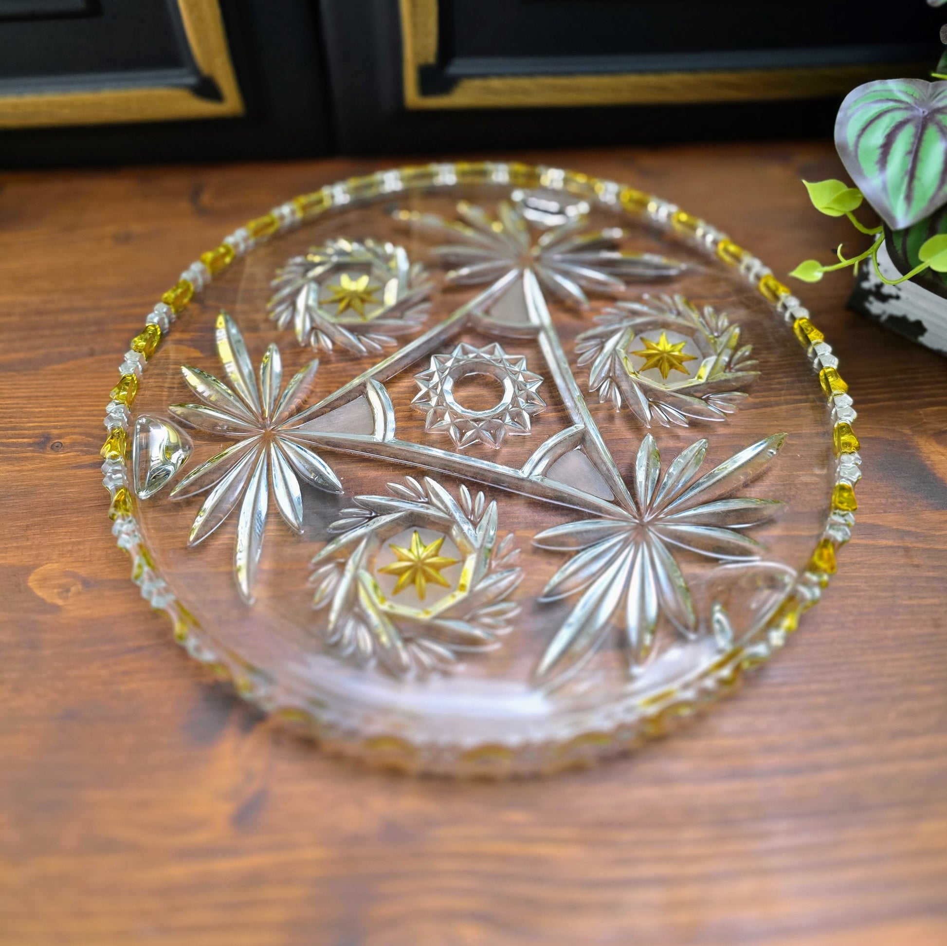 Schwere Vintage-Kristallglasplatte von Walther Glas, 1970er, Ø 30 cm, 3 Füße, Schleuderstern-Motiv & gelbe Akzente – dekorativ & funktional, perfekter Retro-Tischschmuck.