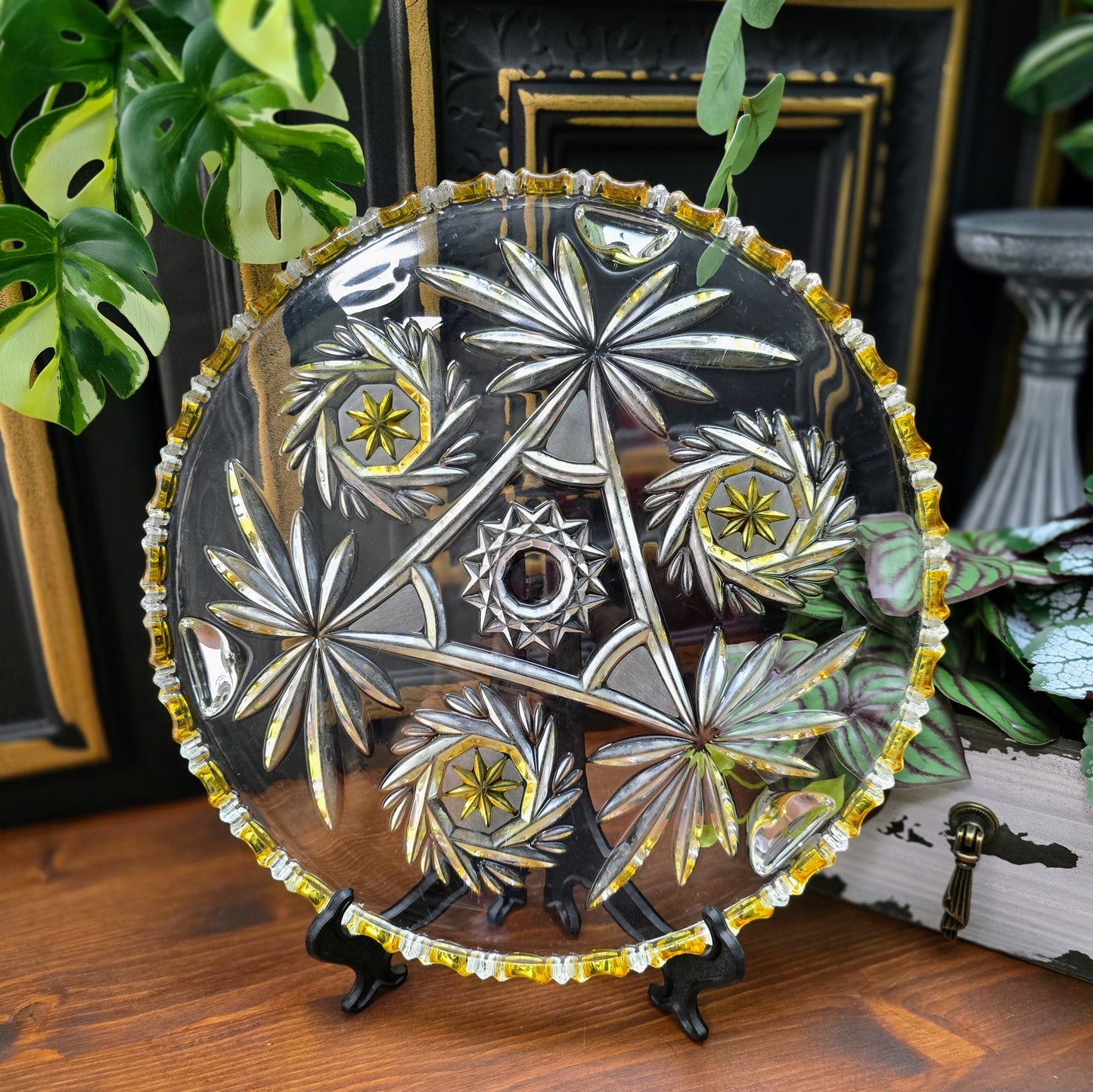Schwere Vintage-Kristallglasplatte von Walther Glas, 1970er, Ø 30 cm, 3 Füße, Schleuderstern-Motiv & gelbe Akzente – dekorativ & funktional, perfekter Retro-Tischschmuck.