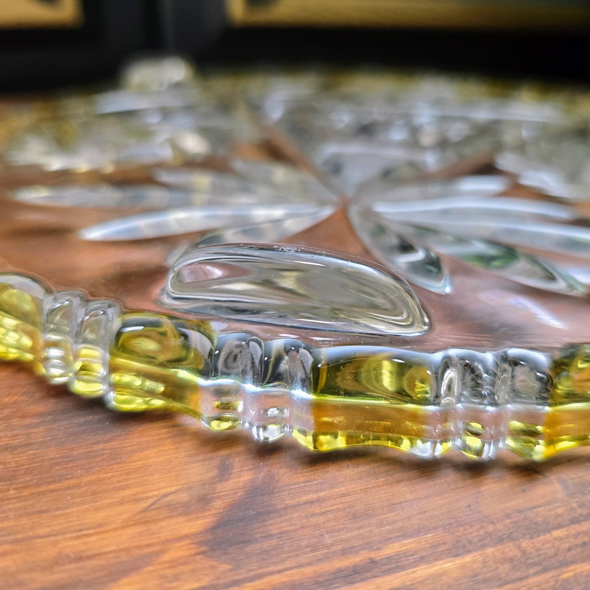 Schwere Vintage-Kristallglasplatte von Walther Glas, 1970er, Ø 30 cm, 3 Füße, Schleuderstern-Motiv & gelbe Akzente – dekorativ & funktional, perfekter Retro-Tischschmuck.