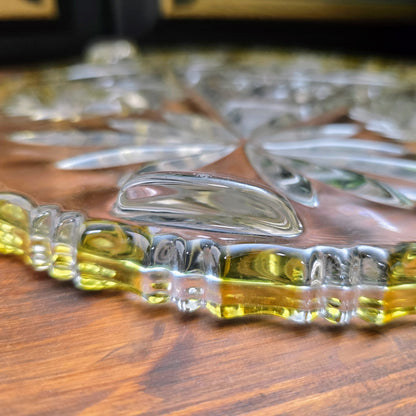 Schwere Vintage-Kristallglasplatte von Walther Glas, 1970er, Ø 30 cm, 3 Füße, Schleuderstern-Motiv & gelbe Akzente – dekorativ & funktional, perfekter Retro-Tischschmuck.
