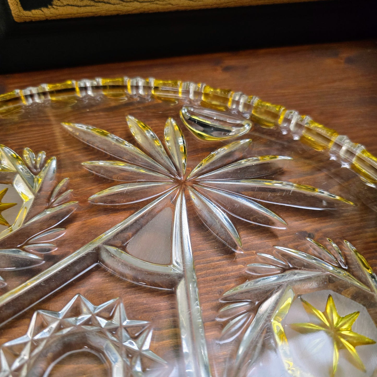 Schwere Vintage-Kristallglasplatte von Walther Glas, 1970er, Ø 30 cm, 3 Füße, Schleuderstern-Motiv & gelbe Akzente – dekorativ & funktional, perfekter Retro-Tischschmuck.