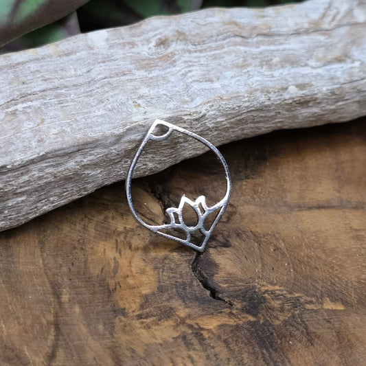 Zarter Lotusblume Anhänger aus silbernem Edelstahl – Symbol für spirituelles Wachstum & Achtsamkeit. Ideal für Mala-Ketten, DIY-Schmuck & Chakradesign.