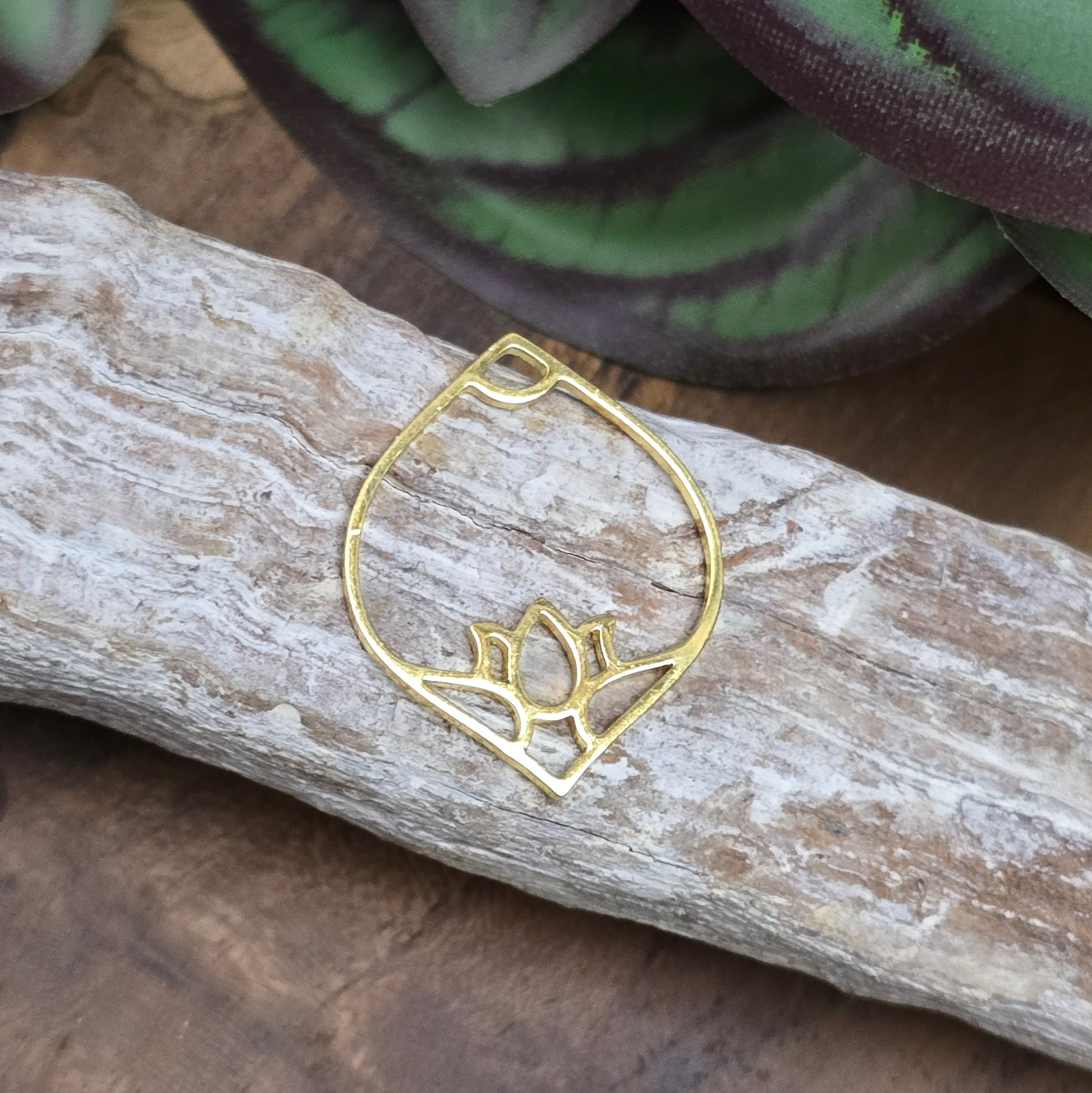 Zarter Lotusblume Anhänger aus vergoldetem Edelstahl – Symbol für spirituelles Wachstum & Achtsamkeit. Ideal für Mala-Ketten, DIY-Schmuck & Chakradesign.