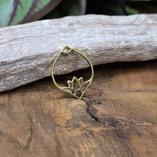 Zarter Lotusblume Anhänger aus vergoldetem Edelstahl – Symbol für spirituelles Wachstum & Achtsamkeit. Ideal für Mala-Ketten, DIY-Schmuck & Chakradesign.
