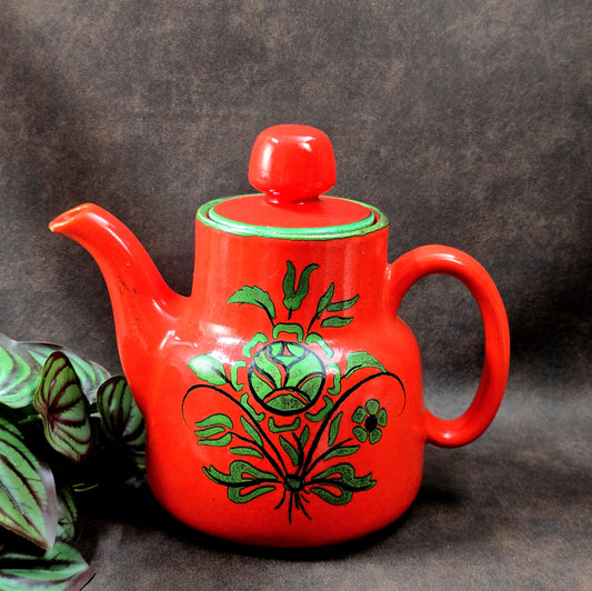 Zeller Keramik Kaffeekanne „Anoushka“ – leuchtend rot mit grünem Blumendekor. 70er-Designklassiker für Sammler, Küche oder Retro-Deko. Ein echtes Must-Have!