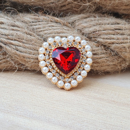 1x Zierelement Herz mit rotem Schmuckstein, Strass und weißen Halbperlen, vergoldet, 27x26mm