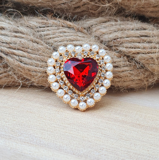 1x Zierelement Herz mit rotem Schmuckstein, Strass und weißen Halbperlen, vergoldet, 27x26mm