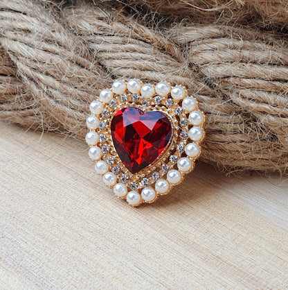 1x Zierelement Herz mit rotem Schmuckstein, Strass und weißen Halbperlen, vergoldet, 27x26mm