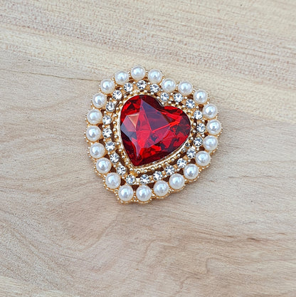 1x Zierelement Herz mit rotem Schmuckstein, Strass und weißen Halbperlen, vergoldet, 27x26mm