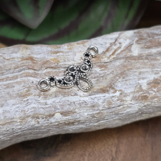 Zwei antik silberfarbene Schmuckverbinder im Bogen-Design – perfekt für DIY-Armbänder, Tiaras & mehr. Mit Mulden für Strasssteine zur individuellen Gestaltung.

