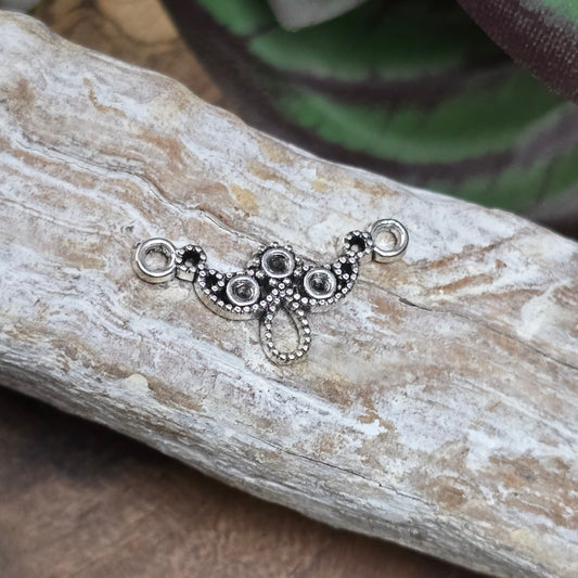 Zwei antik silberfarbene Schmuckverbinder im Bogen-Design – perfekt für DIY-Armbänder, Tiaras & mehr. Mit Mulden für Strasssteine zur individuellen Gestaltung.


