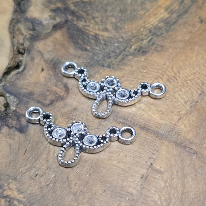 Zwei antik silberfarbene Schmuckverbinder im Bogen-Design – perfekt für DIY-Armbänder, Tiaras & mehr. Mit Mulden für Strasssteine zur individuellen Gestaltung.

