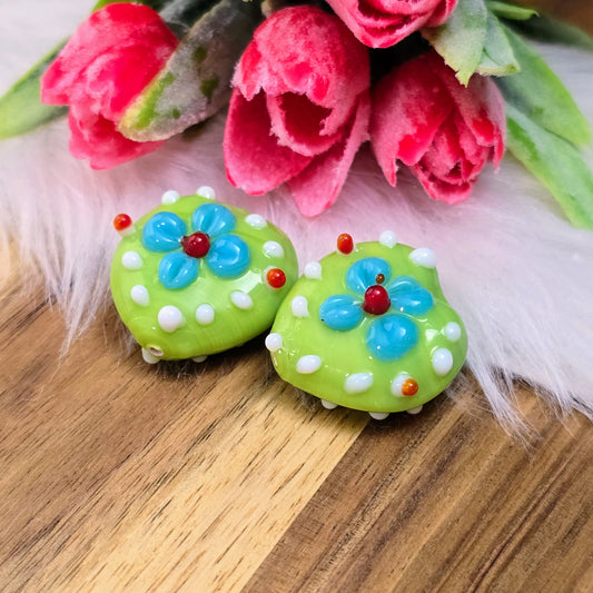 Zwei grüne Herzperlen mit Blumen und Bumps – handgefertigt in Indien. Ideal für romantische Ketten, Armbänder & Accessoires. Jede Perle ein Unikat!