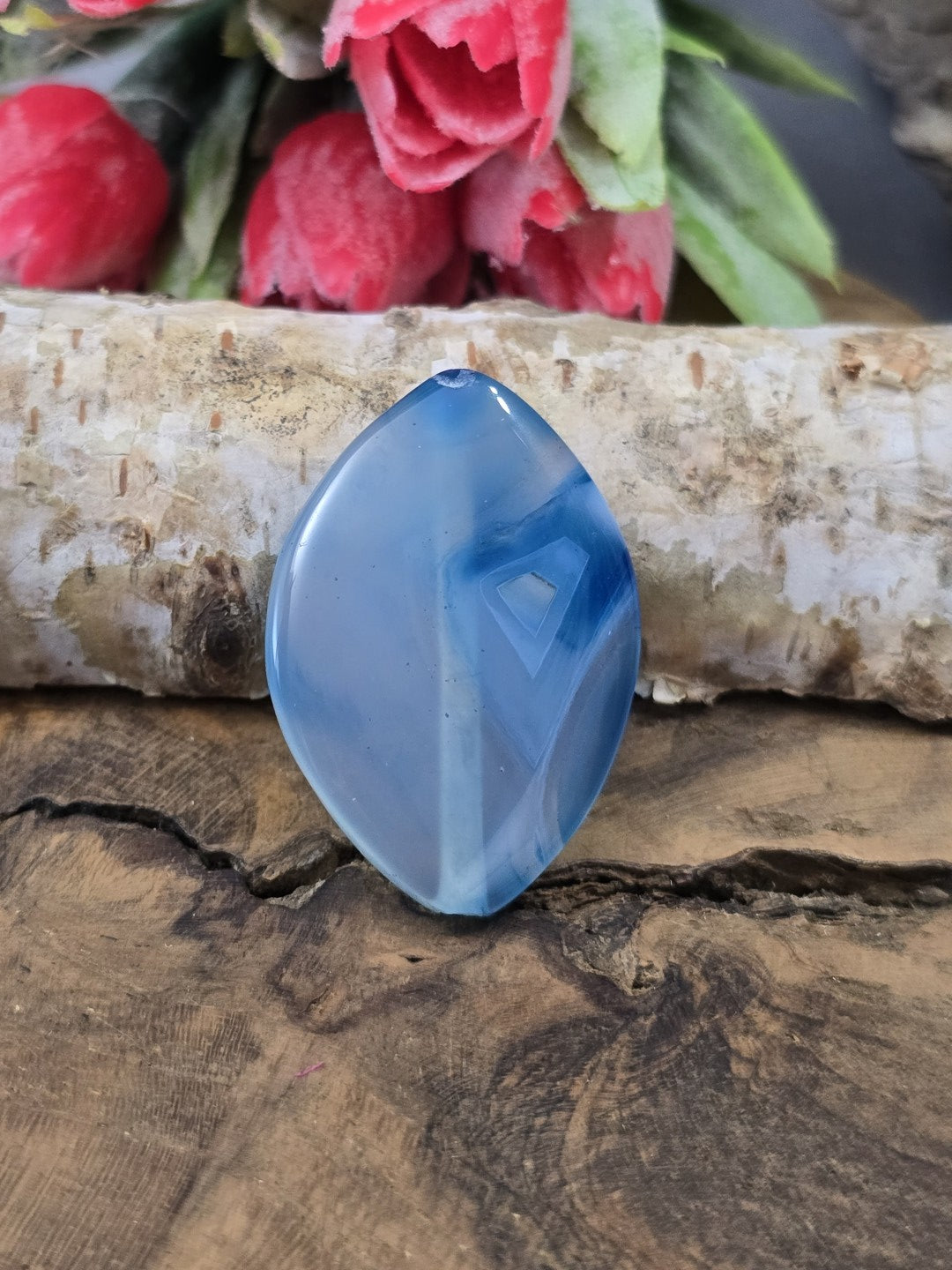 Vorderseite der blauen 34x24 mm Achat-Navetteperle mit charakteristischem Naturstein-Muster und polierter Oberfläche.