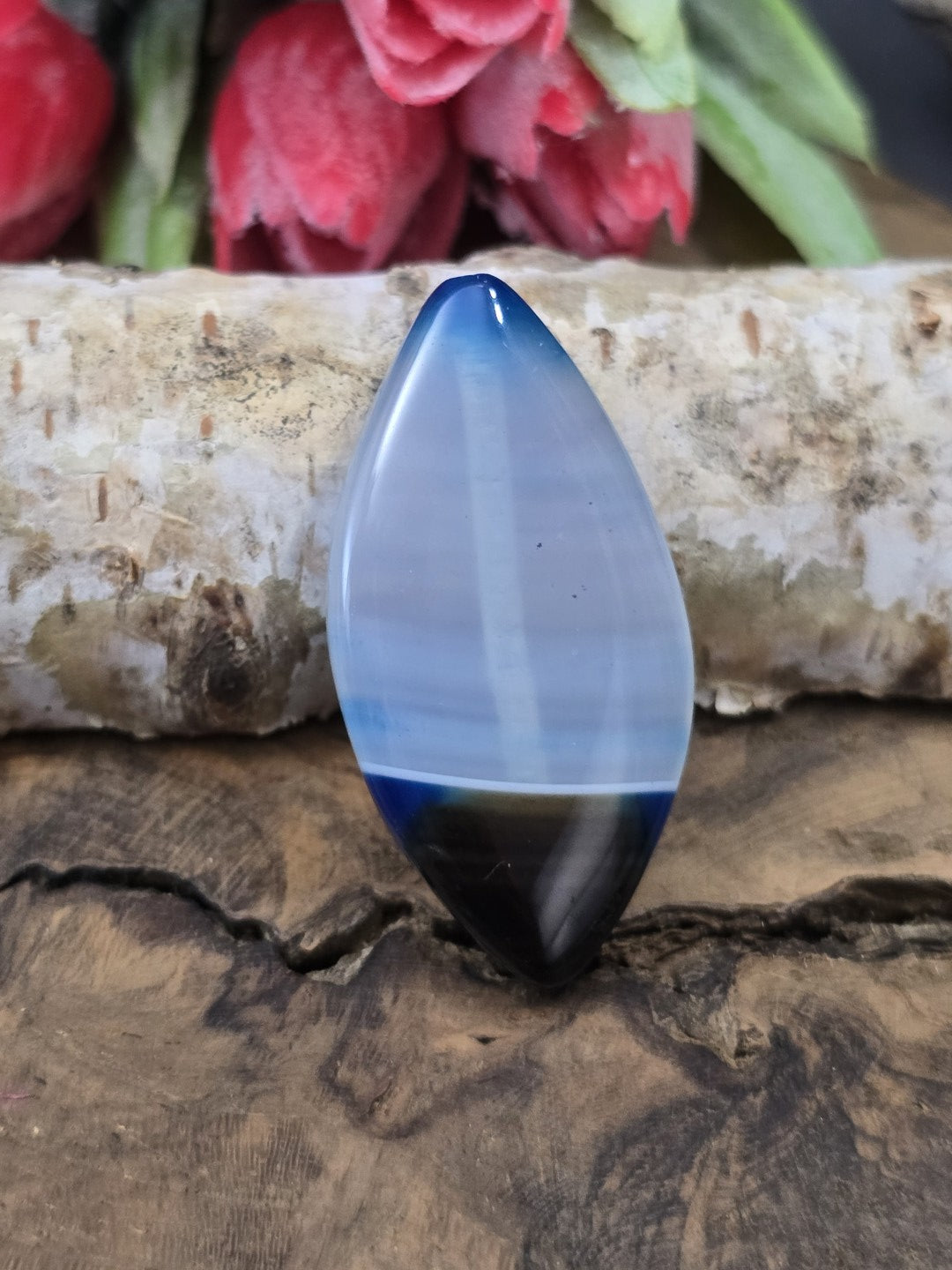Frontalansicht der 39 mm Achat-Centerperle in marquiseförmiger Navette-Form mit sanftem blauen Farbverlauf.