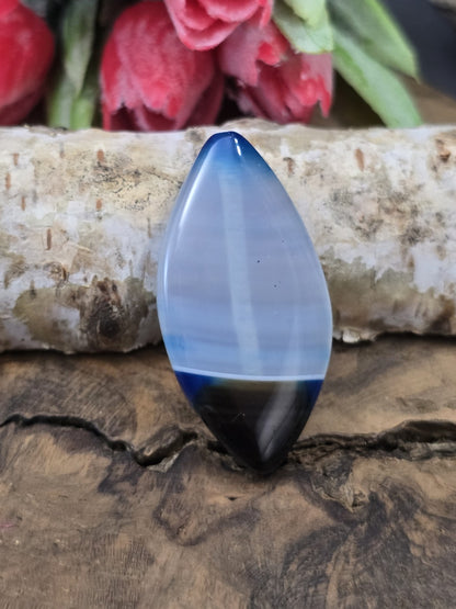 Frontalansicht der 39 mm Achat-Centerperle in marquiseförmiger Navette-Form mit sanftem blauen Farbverlauf.