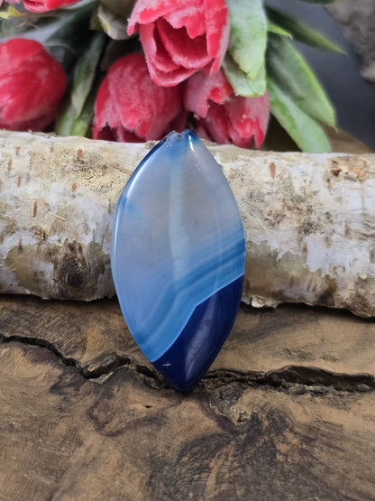 Frontalansicht der 39 mm Achat-Perle in marquiseförmiger Navette-Form mit charakteristischem blauen Naturstein-Muster.