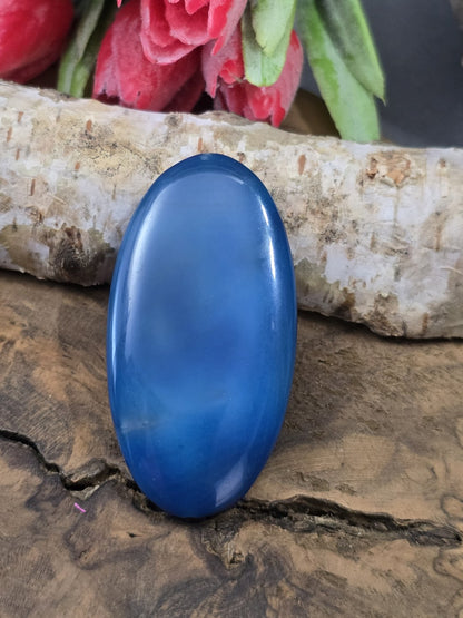 Frontalansicht der 50 mm Achat-Perle in oval-spitzer Navette-Form mit hochglanzpolierter blauer Oberfläche.