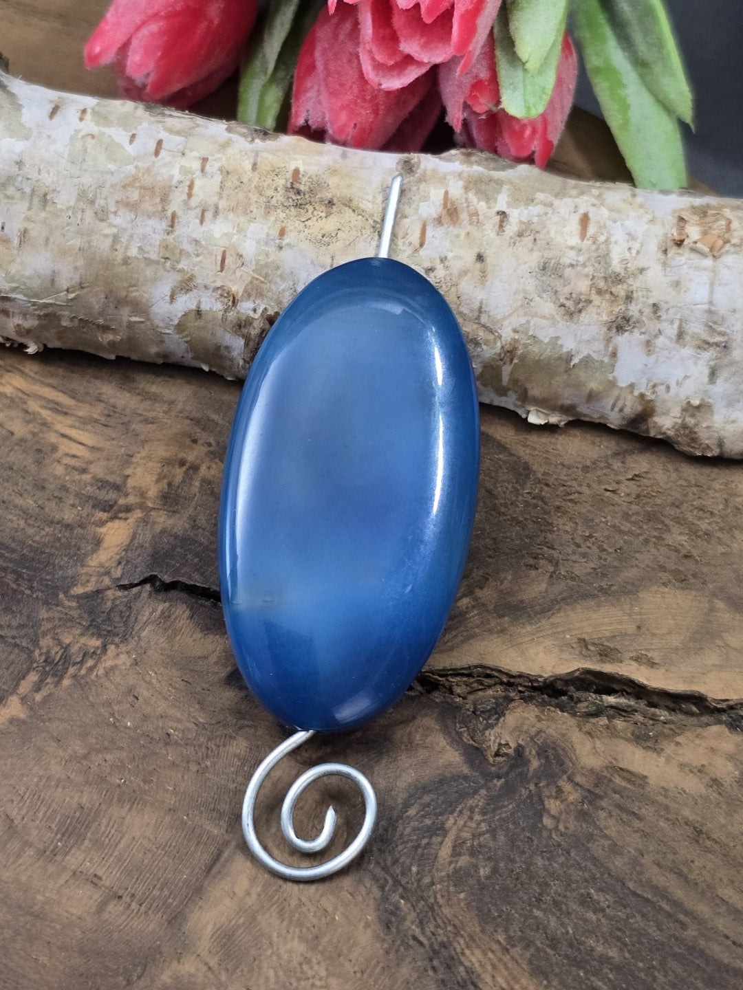Blaue Achat-Centerperle (50 mm) auf silbernem Schmuckdraht aufgefädelt als Verwendungsbeispiel für Kettenanhänger.