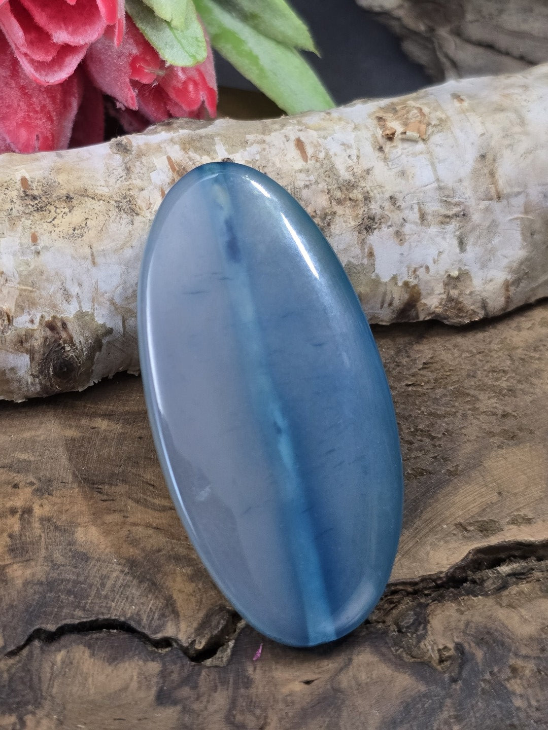 Frontalansicht der 51 mm Achat-Centerperle in oval-spitzer Navette-Form mit polierter hellblauer Oberfläche.