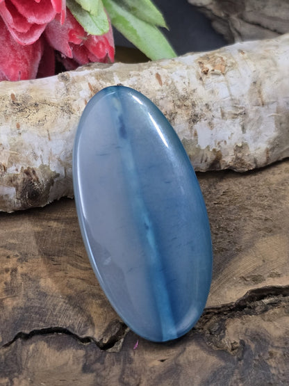 Frontalansicht der 51 mm Achat-Centerperle in oval-spitzer Navette-Form mit polierter hellblauer Oberfläche.