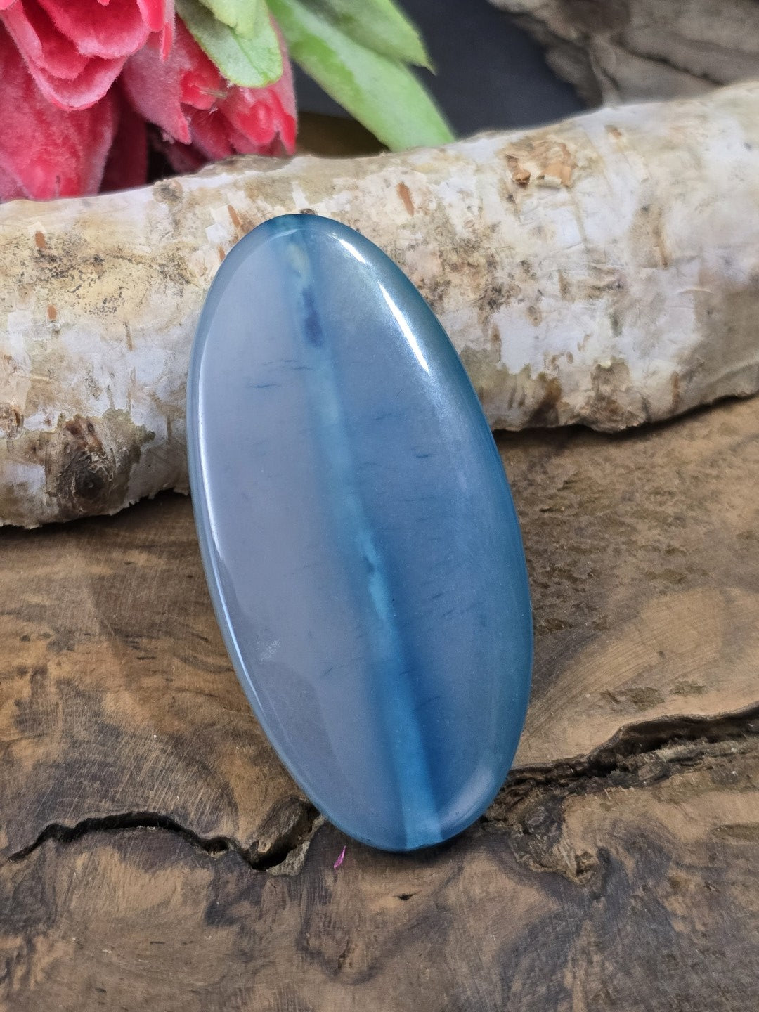 Aufrecht stehende Achatperle in Blau (51 mm) zur Veranschaulichung der feinen Naturstein-Struktur.