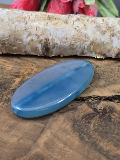 Liegende Achat-Navette-Centerperle aus hellem blauen Edelstein zur Darstellung von Form und Längsbohrung.