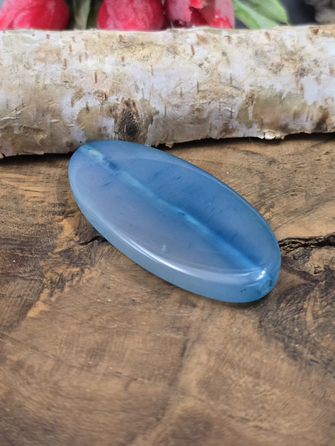 Seitenansicht der blauen 51 mm Achat-Perle mit glatt polierter Wölbung für DIY-Schmuckdesign.