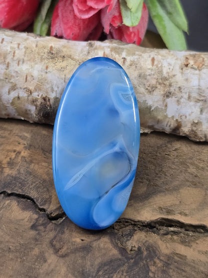Frontalansicht der 50 mm Achat-Perle in Navette-Form mit charakteristischer weiß-blauer Maserung und Glanz polish.