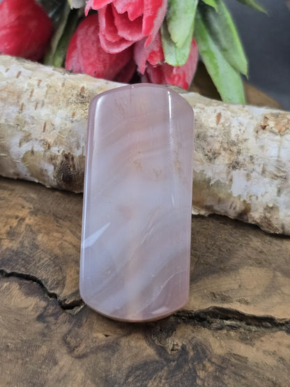 Frontalansicht der 50 mm Achat-Perle in flacher Rechteckform mit sanften Rosatönen und polierter Oberfläche.