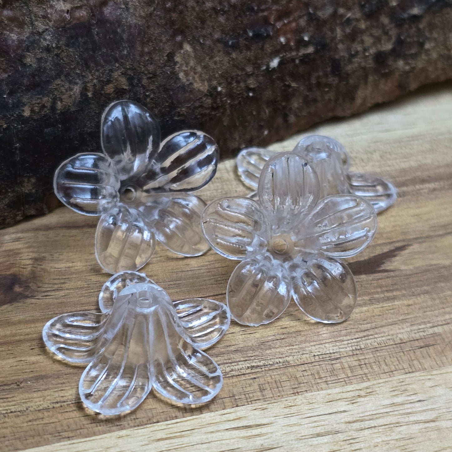 Transparente Acryl-Blumenperlen (25 mm) mit glänzender Oberfläche – ideal für Schmuck, Makramee und kreative Dekorationen. Dank des 2 mm großen Fädellochs lassen sie sich mühelos auffädeln. Perfekt als stilvolle Tischdeko für Hochzeiten, Taufen oder Sommerfeste und ein eleganter Akzent für jedes DIY-Projekt.