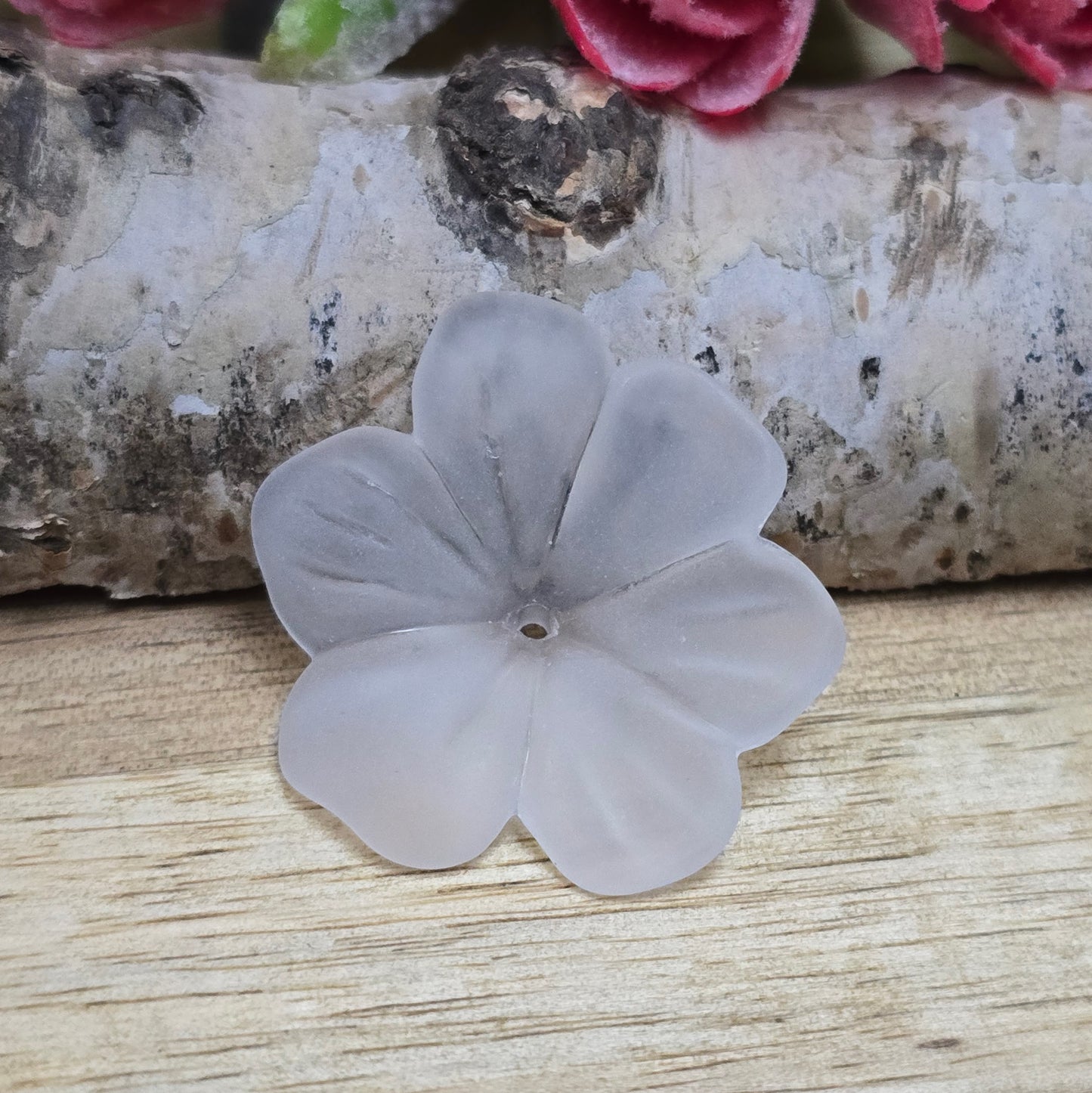 Diese 8 weißen, mattierten Blumenperlen aus Acryl mit einem Durchmesser von 28 mm sind perfekt für deine kreativen Projekte! Ideal für Schmuck, Makramee und Dekorationen. Ihre matte Oberfläche bringt blumigen Flair und ist eine wunderbare Ergänzung für Hochzeiten, Sommerfeste und andere festliche Anlässe.