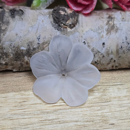 Diese 8 weißen, mattierten Blumenperlen aus Acryl mit einem Durchmesser von 28 mm sind perfekt für deine kreativen Projekte! Ideal für Schmuck, Makramee und Dekorationen. Ihre matte Oberfläche bringt blumigen Flair und ist eine wunderbare Ergänzung für Hochzeiten, Sommerfeste und andere festliche Anlässe.