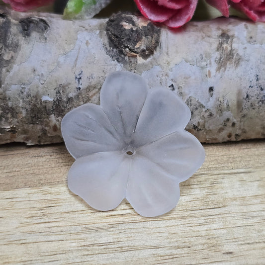Diese 8 weißen, mattierten Blumenperlen aus Acryl mit einem Durchmesser von 28 mm sind perfekt für deine kreativen Projekte! Ideal für Schmuck, Makramee und Dekorationen. Ihre matte Oberfläche bringt blumigen Flair und ist eine wunderbare Ergänzung für Hochzeiten, Sommerfeste und andere festliche Anlässe.